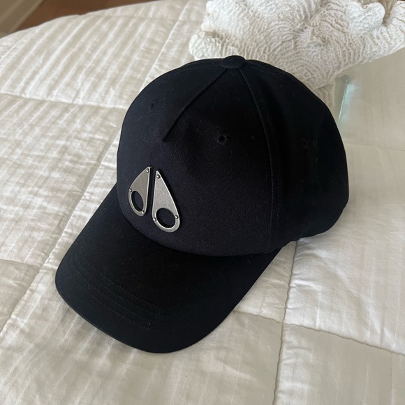Moose Knuckles Black Cap with Silver Details
